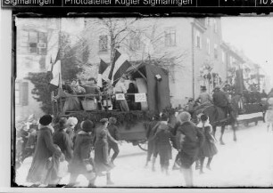 Fasnacht Sigmaringen; Umzugswagen vor dem Runden Turm in der Antonstraße