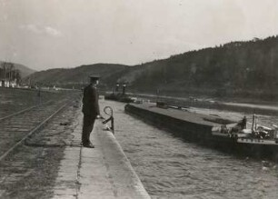 Bad Schandau. Zollkai- Zollbeamter erwartet das Anlegen einer Elbzille