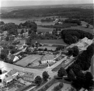 Paul Albrecht-Verlag (Hamburger Straße 6): Luftbild des Betriebsgeländes: im Vordergrund Einmündung der Gutenbergstraße, im Hintergrund der Lütjensee mit Restaurant "Fischerklause"