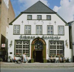 Husum. Schwan-Apotheke (1656 erbaut). Außenansicht