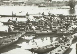 Pirogen im Hafen von Douala : Kamerun, Douala, Hafen, Einheimische bringen mit Pirogen Lebensmittel, vor 1945