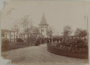Auf der Promenade beim evangelisch-katholischen Kirchengebäude, Auswandererhallen auf der Veddel