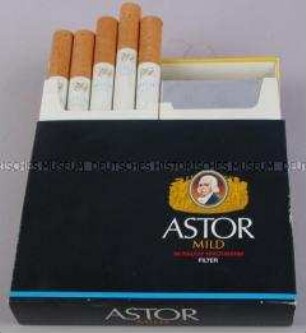 Werbeaufsteller in Form einer übergroßen Zigarettenschachtel für "Astor Mild"-Zigaretten