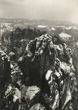 Blick von der Basteiaussicht gegen Basteibrücke, Gammrich und Waitzdorfer Berg