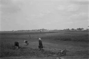 Landschaft um Schleife. Ernte. : Krajina wokoło Slepeho. Žně na polu.