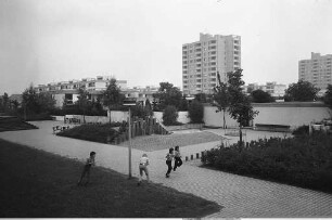 Wettbewerb im neu geschaffenen Architekturpreis um die Weinbrenner-Plakette. Auszeichnung an die "Gagfah" und die Werkgemeinschaft Karlsruhe für die Baumgartensiedlung