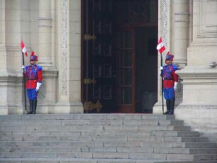 Lima - Gardisten stehen vor dem Präsidentenpalast : Vor dem Eingang zum Präsidentenpalast stehen zwei Gardisten in historischen Uniformen. Aufgenommen am 27. August 2011 in der Hauptstadt Lima