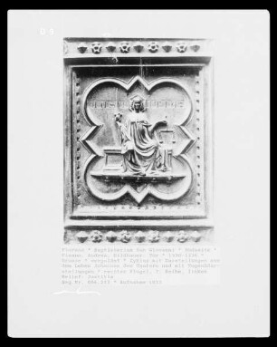 Tür — Zyklus mit Darstellungen aus dem Leben Johannes des Täufers und mit Tugenddarstellungen — rechter Flügel, 7. Reihe, linkes Relief: Justitia (Gerechtigkeit)