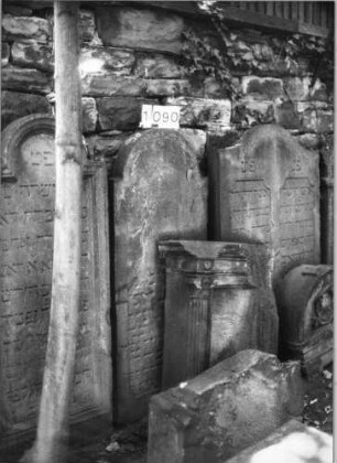 Grabstein 1090 (Index: 99630593) Material: Sandstein Zustand: oben völlig verwittert/Textverlust Maße HxBxT: 141x59x10 cm Beschreibung: Stele mit eingezogenem Rundbogenabschluß: Grabstein 1090
