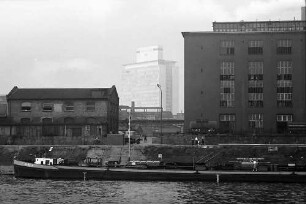 Mannheim: Hafen mit dem Verwaltungsbau der BASF im Hintergrund