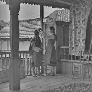 Veranda eines Wohnhauses in Bansko. Frauen beim Tracht anlegen