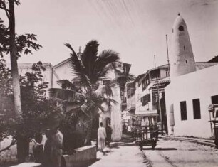 Straßenbahn, Mombasa : Kenia, Mombasa, Straßenbahn. Straße mit Gleisen und Wagen der "Stadtbahn", vor 1914