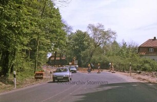 Bundesstraße 75: Baustelle vorm Eingang zum Herrenhaus Blumendorf