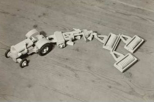 Traktor mit Wendepflug und Ringelwalzen
