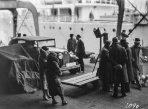 Im Hamburger Hafen : Gruppe von Personen, möglicherweise zum Teil Expeditionsteilnehmer, bei der Ankunft der Expedition im Hamburger Hafen.