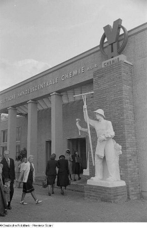 Außenansicht des Ausstellungspavillons der Deutschen Handelszentrale Chemie