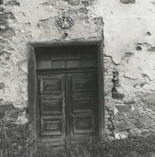 Auerbach-Sorga. Ehem. Gut (18. Jh.). Herrenhaus. Hauseingang mit Wappen