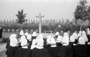 Stiftung eines Kruzifixes für den Schwesternfriedhof der Diakonissenanstalt Rüppurr auf dem Rüppurrer Friedhof.