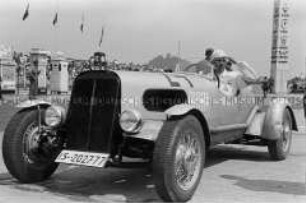 Erich Pätzold im Rennwagen beim Eifelrennen auf dem Nürburgring