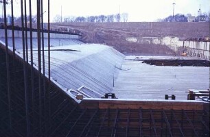 Bau des Wehrs der Staustufe Iffezheim/Rhein