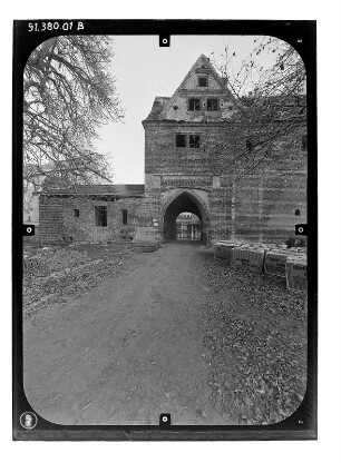 Plattenburg. Burganlage (Erwähnung 1319). Zufahrt zur Unterburg
