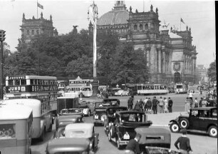 Berlin: Hindenburgerplatz mit Reichstag