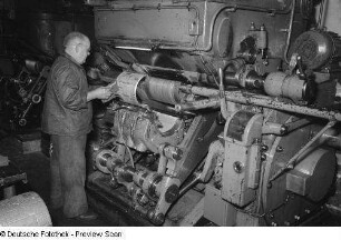 Arbeiter an einer Druckmaschine