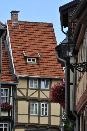 Quedlinburg - Historisches Fachwerkhaus : Schmales historisches Fachwerkhaus in der Gasse Neuendorf. Aufgenommen am 15. Juli 2012 in Quedlinburg