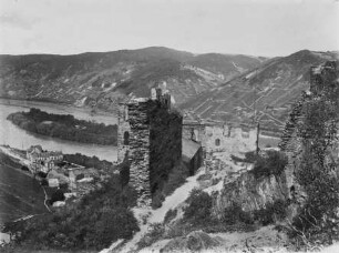 Ruine von Burg Stahleck mit Blick auf Heyles'en Werth/Bacharacher Werth und den Rhein
