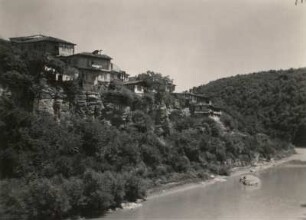 Bei Weliko Tarnowo (Tirnovo), Bulgarien. Hangbebauung am Jantrafluß