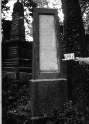 Grabstein 897 (Index: 99802534) Material: Marmorplatte in Granit Zustand: gut Maße HxBxT: 227x51x36 cm Beschreibung: Sockel, Obelisk, rechteckige Inschriftenplatte Besonderheit: Endreim: Grabstein 897