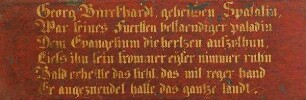 Teil einer Wandvertäfelung mit dem Schrifttext zu Georg Burkhardt gen. Spalatin (M.062, Reformatorenzimmer) aus der Wandekoration des Reformatorenzimmers der Veste Coburg