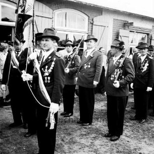 Volks- und Schützenfest: Veranstalter Schützenverein Bargteheide und Umgebung von 1908: vor Schützenhaus: Schützen in Aufstellung mit Fahne