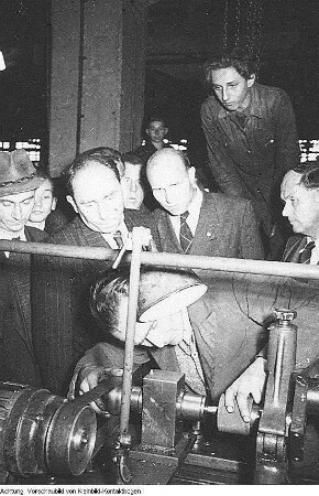 Zwickau, Pressefahrt, Schnelldreher im Werk "Krasny Exkavator", u.a., 1951