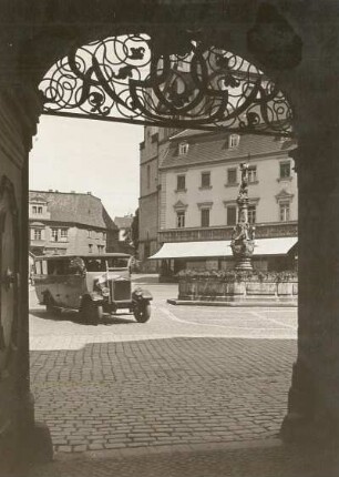 Markt : Durchblick vom Hausflur des "Weißen Engels" zum Marsbrunnen (Rolandbrunnen)
