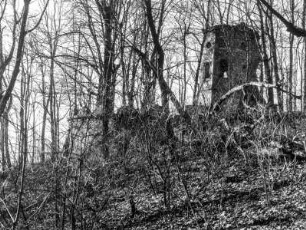 Radebeul, Augustusweg 110. Bastion und künstliche Ruine (1844) im Park der Villa "Jägerberg". Ansicht mit Bastion