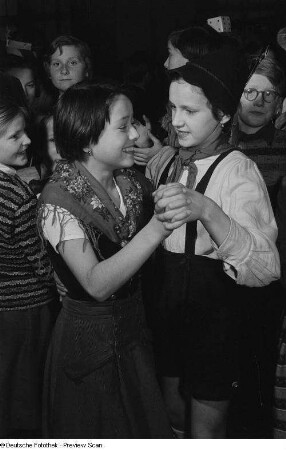 Tanzende Kinder auf der Weihnachtsfeier der Pioniere der 28. und 40. Grundschule