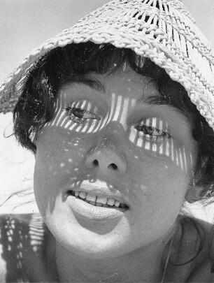 Porträt des Fotomodels Helga. Aufgenommen 1960 an der Ostsee