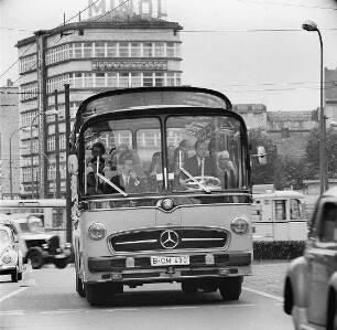 Berlin-Mitte, Alexanderplatz. Straßenverkehr mit Autobus (Typ Mercedes-Benz O 300er Serie) im Vordergrund