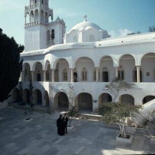 Tinos, Wallfahrtskirche, Im Hof der Wallfahrtskirche