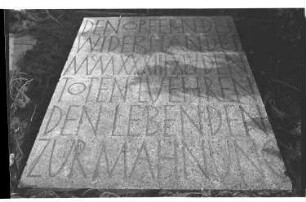 Kleinbildnegativ: antifaschistischer Gedenkstein vor dem Rathaus Kreuzberg, 1983