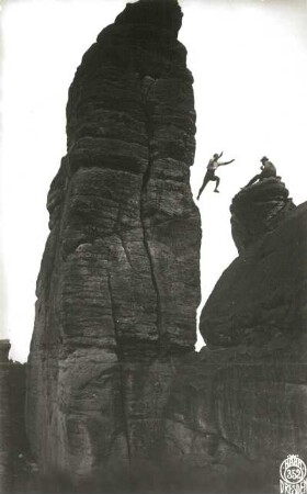 Sächsische Schweiz, Rathener Gebiet. Lokomotive. Bruno Henning beim Sprung von der Esse