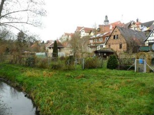 Stadtbild-Ansicht von Südosten über Vorstadtturm auf Oberstadt über Stadtmauer in Übersicht
