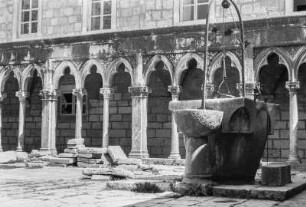 Kreuzgang : Arkaden des Kreuzganges im Franiskanerkloster auf der Insel Badija nahe Korcula.