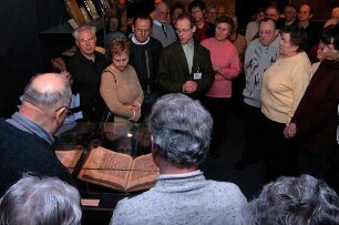 Besucher im Buchmuseum