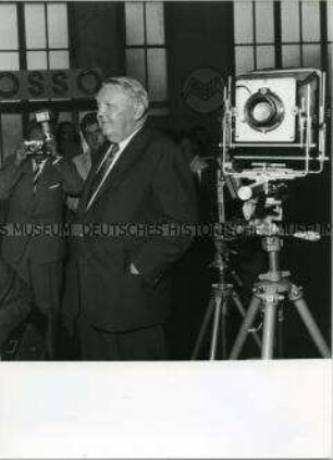 Wirtschaftsminister Ludwig Erhard eröffnet die 7. Photokina in Köln