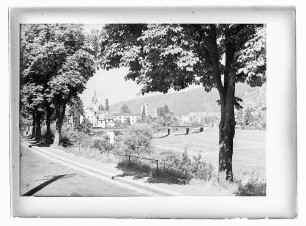 Blick von der Mühlenstraße zur Eisenbahnbrücke über die Tauber zur Fürstlichen Hofhaltung