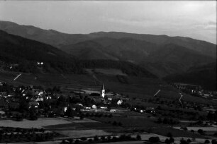 Ballrechten-Dottingen, Ballrechten: Ortsbilder, mit Kirche und Weinbergen