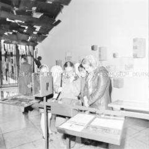 Besucher der Ausstellung der Nationalen Mahn- und Gedenkstätte Sachsenhausen