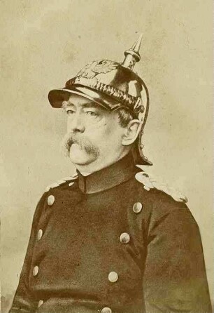 Fürst Otto von Bismarck, Herzog zu Lauenburg, deutscher Reichskanzler, preuss. Ministerpräsident, Generalfeldmarschall in Uniform mit Pickelhaube, Brustbild in Halbprofil